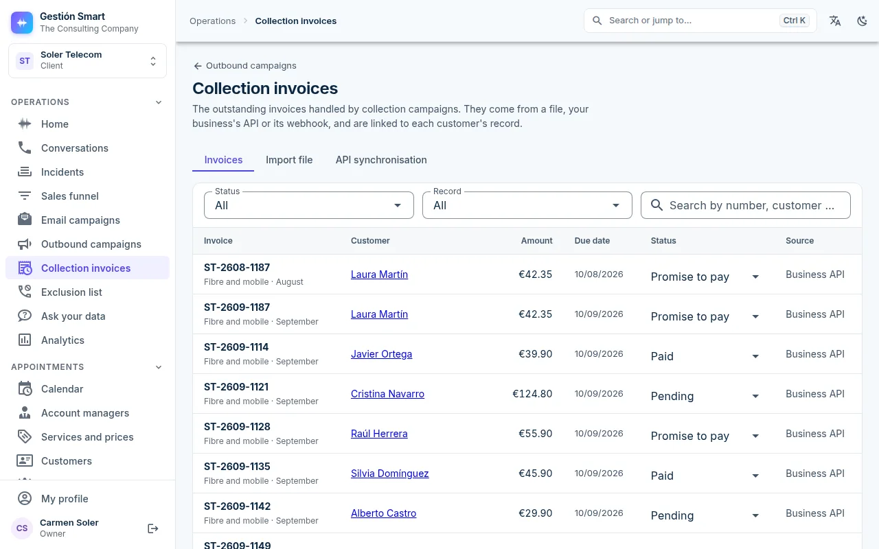 Collection invoices in the panel: number, customer, amount, due date, status and source of each invoice.