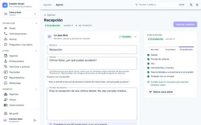 Pantalla de configuración de un agente, con su guion, su voz y sus fuentes de conocimiento