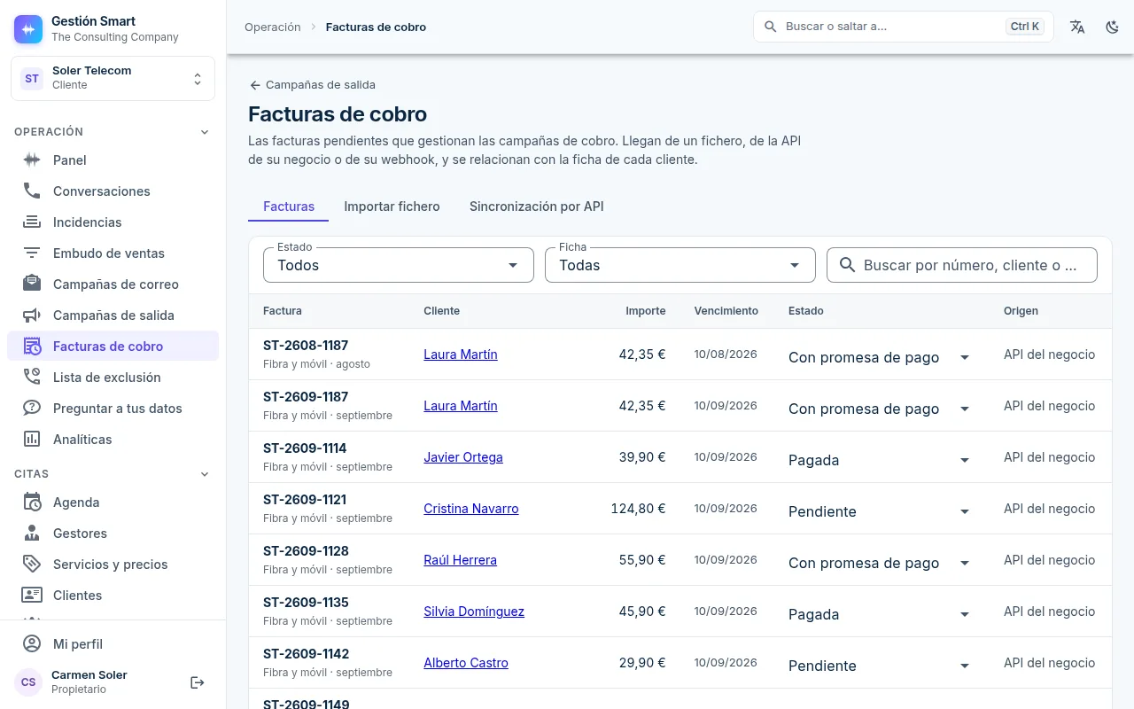 Facturas de cobro en el panel: número, cliente, importe, vencimiento, estado y origen de cada factura.