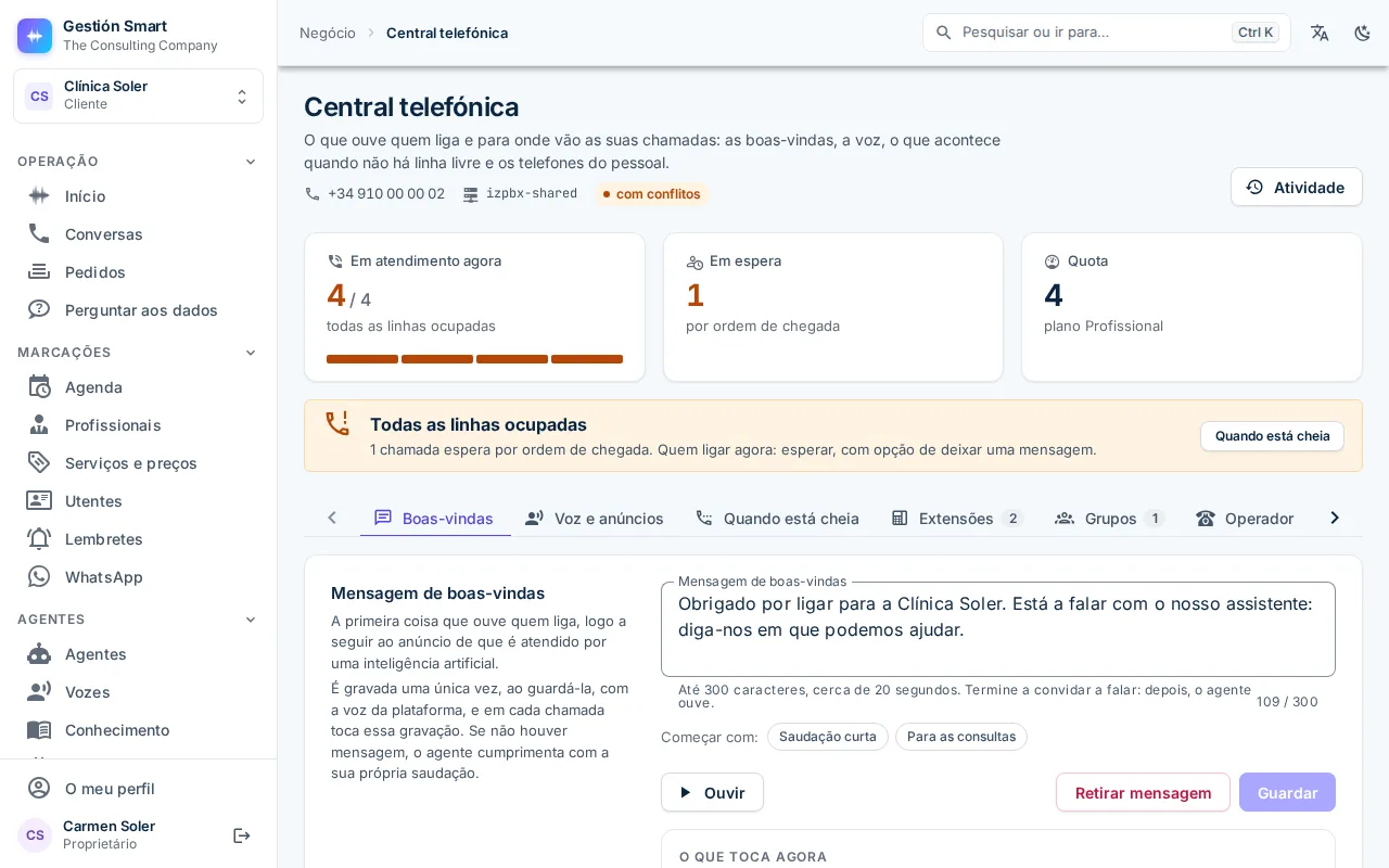 Ecrã da central telefónica no painel, com os números contratados e o agente atribuído a cada um.